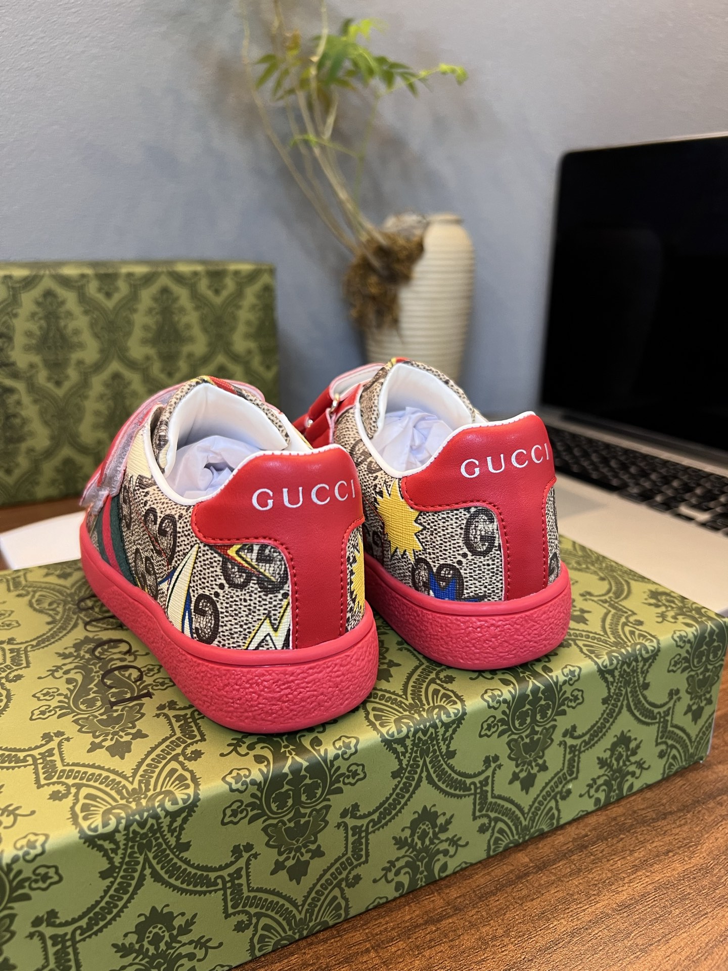 Children's shoes child